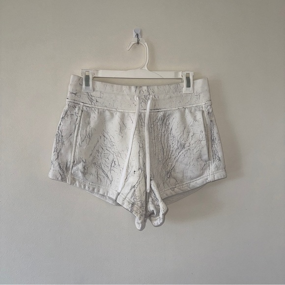 Lululemon Inner Glow High-Rise Shorts 3 Women’s 6 White Marble Pattern - Picture 2 of 6